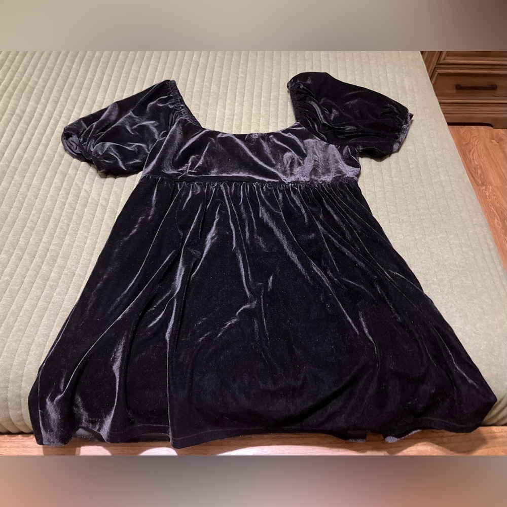 ENGLISH FACTORY
Plus Size Puff Sleeve Velvet Mini Dress - Picture 8 of 9